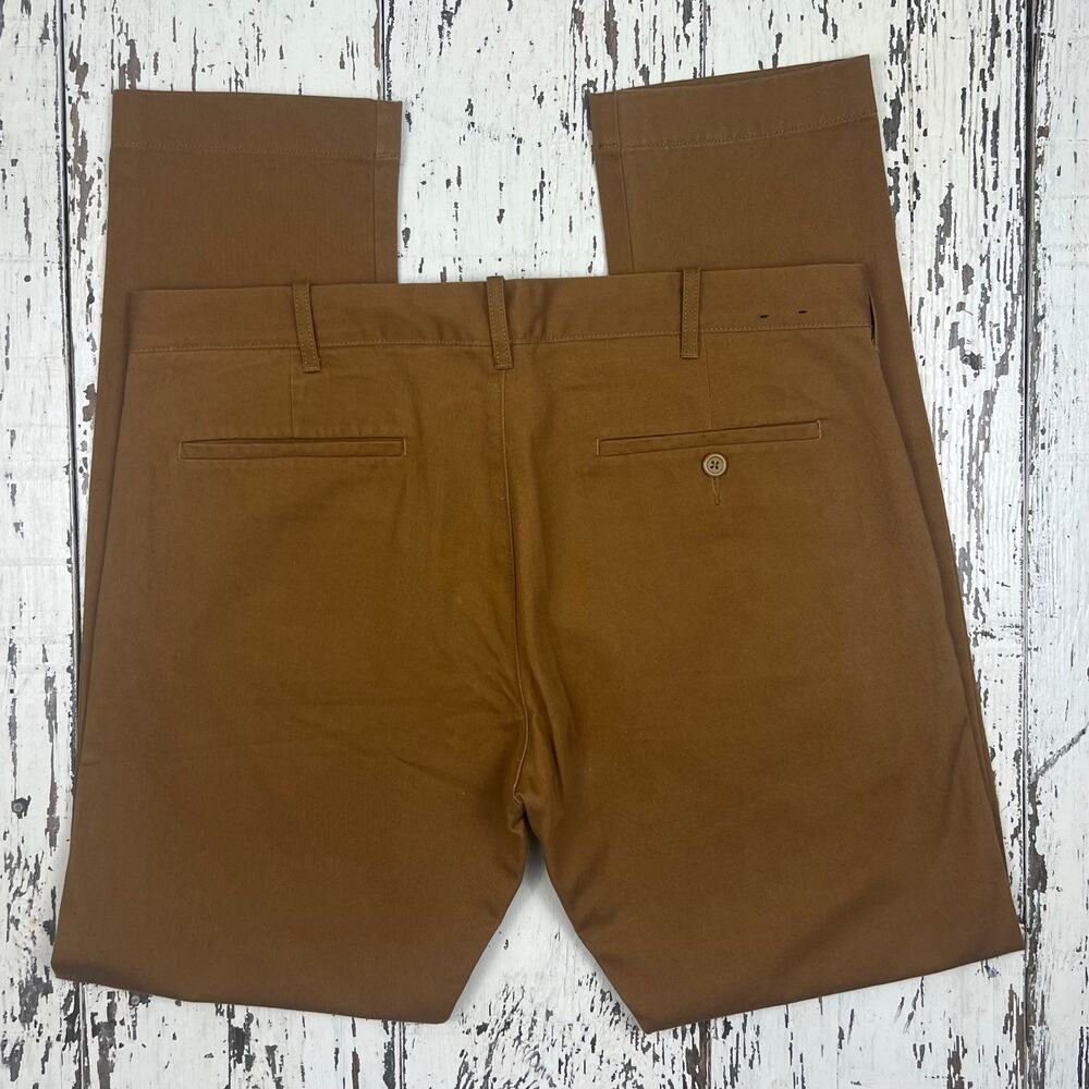 J. Crew The Driggs Chino pant men’s 34x32
Flat front brown Excellent Condition ! - Picture 3 of 4